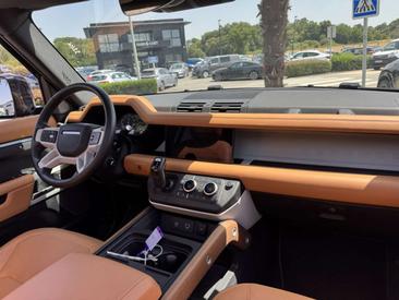 Land Rover Defender 110 SE 2.0 P400e — photo 9