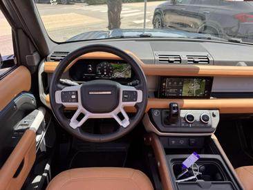 Land Rover Defender 110 SE 2.0 P400e — photo 11