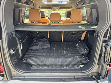 Land Rover Defender 110 SE 2.0 P400e — photo 12