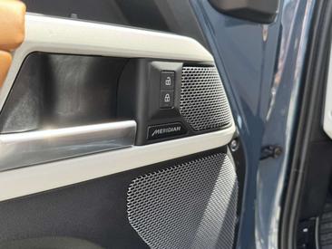 Land Rover Defender 110 SE 2.0 P400e — photo 17