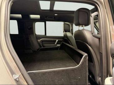 Land Rover Defender 110 D300 MHEV — photo 8