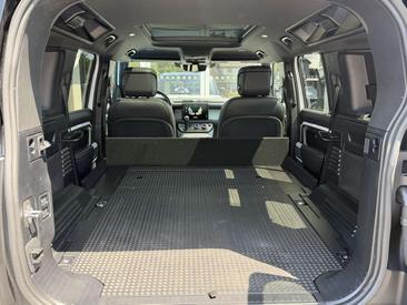 Land Rover Defender 110 D300 MHEV — photo 11