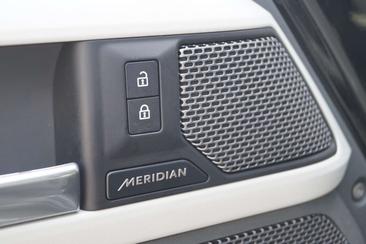 Land Rover Defender 110 P400e — photo 18