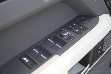 Land Rover Defender 110 P400e — photo 19