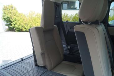 Land Rover Defender 110 P400e — photo 25