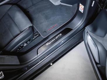 Porsche Taycan Turbo S — photo 30