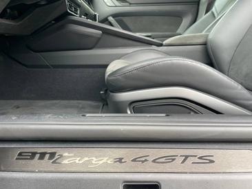 Porsche 911 Cabriolet Turbo S — photo 32