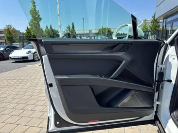 Porsche Cayenne E4 Turbo Electric — photo 15