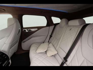 BMW XM 50e — photo 11