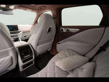 BMW XM 50e — photo 12