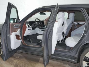BMW XM 50e — photo 7