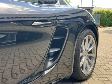 Porsche 718 Cayman GT4 — photo 11