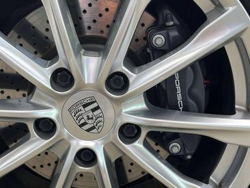 Porsche 718 Cayman GT4 — photo 14