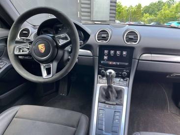 Porsche 718 Cayman GT4 — photo 17