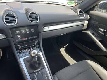 Porsche 718 Cayman GT4 — photo 21