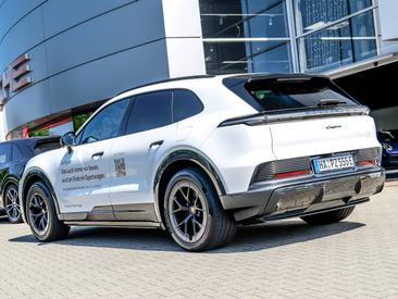 Porsche Cayenne E4 Electric — photo 3