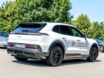 Porsche Cayenne E4 Electric — photo 5