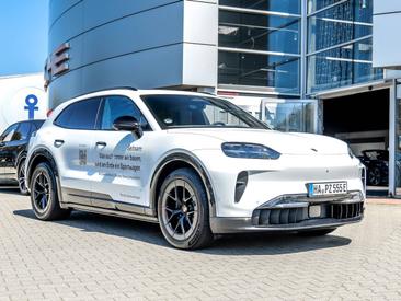 Porsche Cayenne E4 Electric — photo 7
