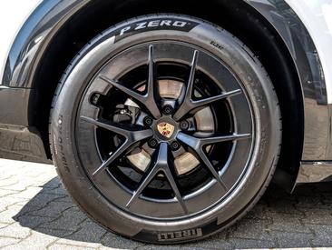 Porsche Cayenne E4 Electric — photo 11