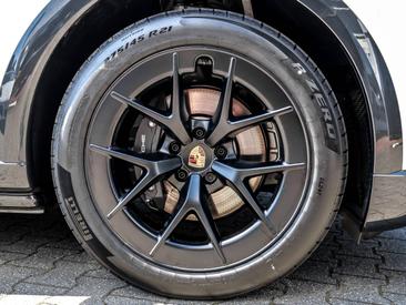 Porsche Cayenne E4 Electric — photo 12
