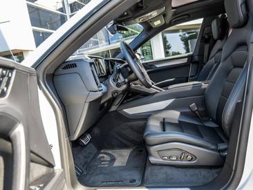 Porsche Cayenne E4 Electric — photo 14