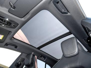Porsche Cayenne E4 Electric — photo 17