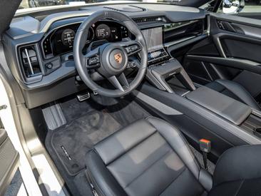 Porsche Cayenne E4 Electric — photo 18
