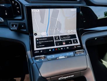 Porsche Cayenne E4 Electric — photo 24