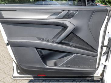 Porsche Cayenne E4 Electric — photo 27