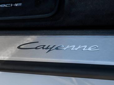 Porsche Cayenne E4 Electric — photo 28
