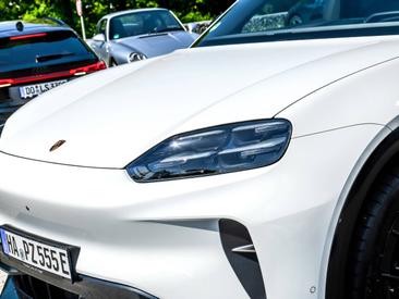 Porsche Cayenne E4 Electric — photo 30
