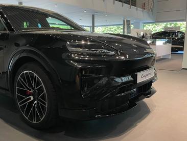 Porsche Cayenne E4 Turbo Electric — photo 17