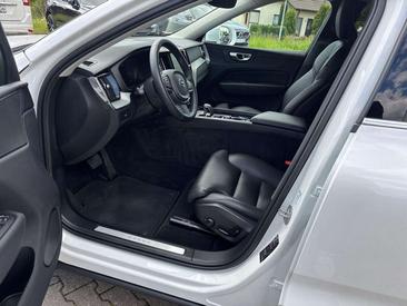 Volvo XC60 B4 Core — photo 10
