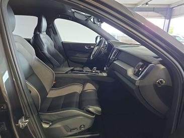 Volvo XC60 B4 R-Design — photo 11