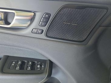 Volvo XC60 B4 R-Design — photo 17