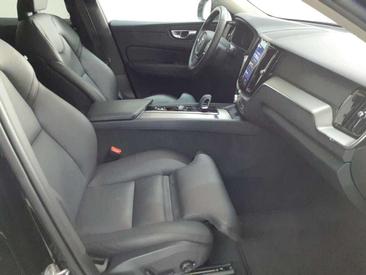 Volvo XC60 B4 Core — photo 11