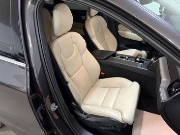 Volvo XC60 B4 Core — photo 13