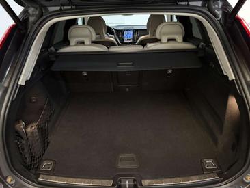 Volvo XC60 B4 Core — photo 16