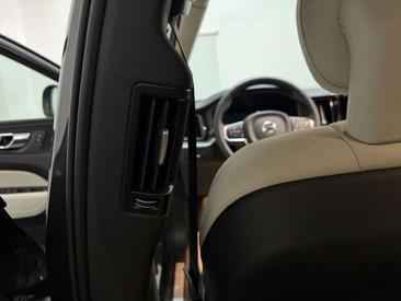 Volvo XC60 B4 Core — photo 26
