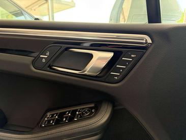 Porsche Macan S — photo 18