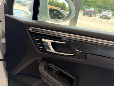 Porsche Macan S — photo 19