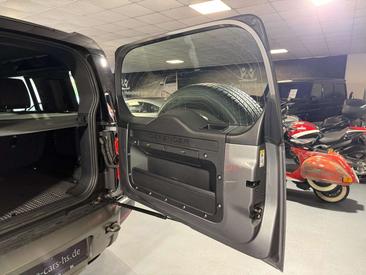 Land Rover Defender 110 D200 X-Dynamic SE Mi-Hy AWD CarPlay — photo 11