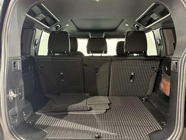 Land Rover Defender 110 D250 AWD Auto X-Dynamic SE — photo 18