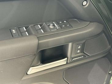 Land Rover Defender 110 D250 AWD Auto X-Dynamic SE — photo 25