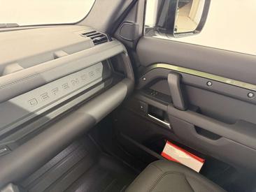 Land Rover Defender 110 D250 AWD Auto X-Dynamic SE — photo 36