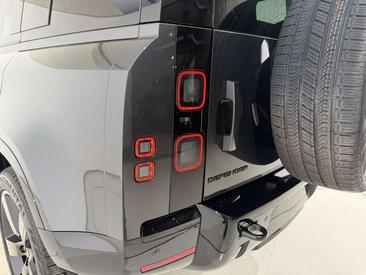 Land Rover Defender 110 D250 AWD Auto X-Dynamic SE — photo 14
