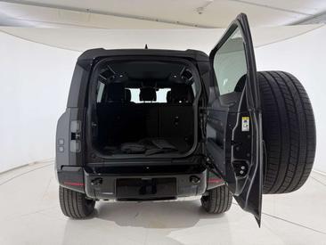 Land Rover Defender 110 D250 AWD Auto X-Dynamic SE — photo 21