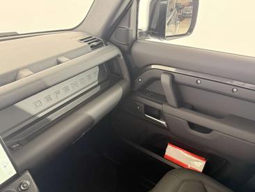 Land Rover Defender 110 D250 AWD Auto X-Dynamic SE — photo 37