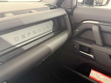 Land Rover Defender 110 D250 AWD Auto X-Dynamic SE — photo 38