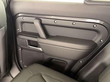 Land Rover Defender 110 D250 AWD Auto X-Dynamic SE — photo 48